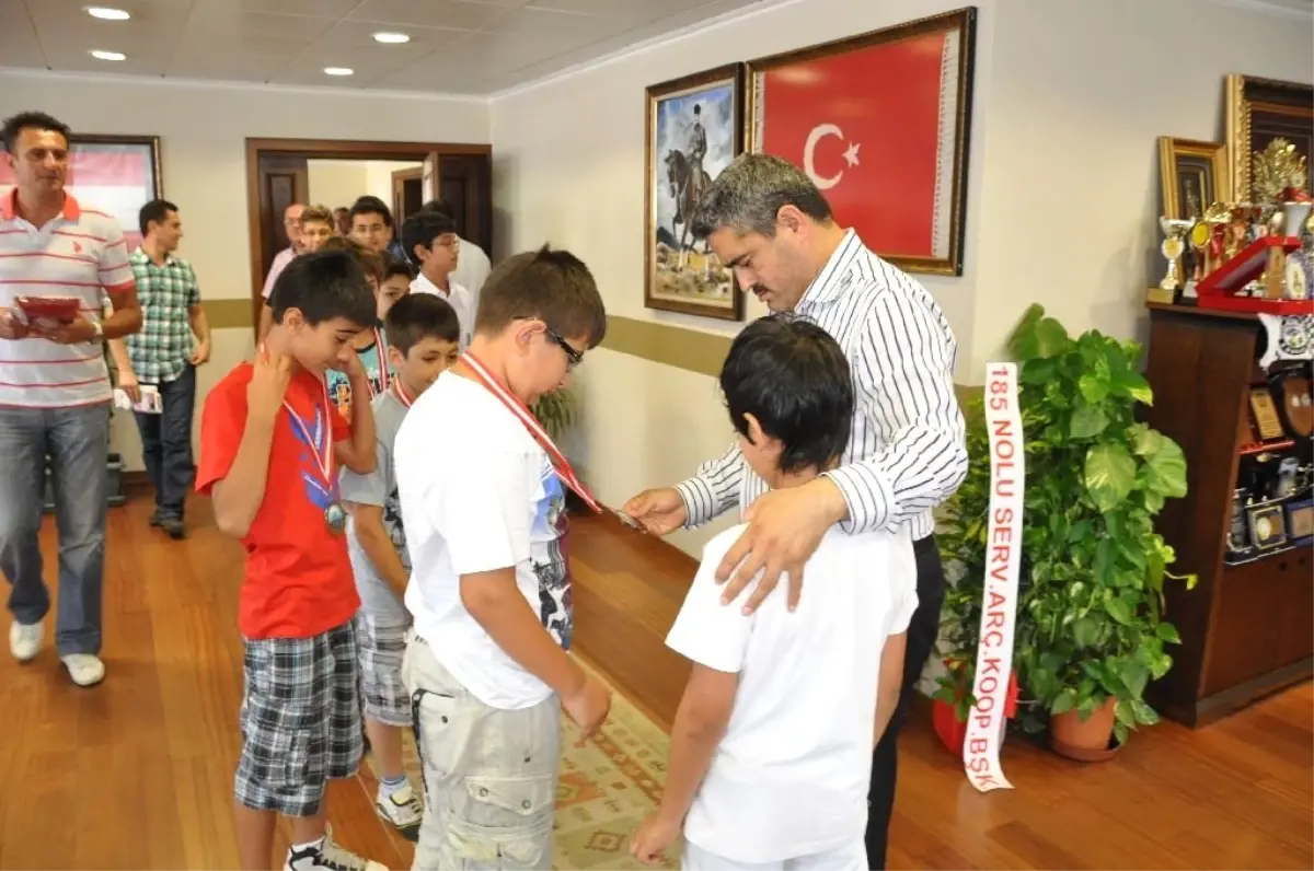 Şampiyon Basketçiler, Başarı Plaketini Alıcık\'a Teslim Etti