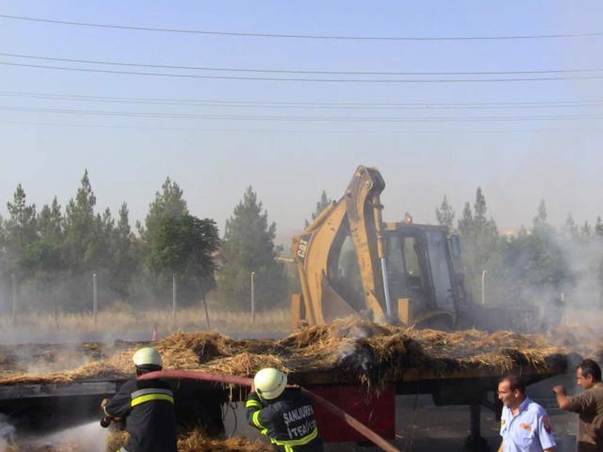 Şanlıurfa\'da Saman Yüklü Tır Yandı