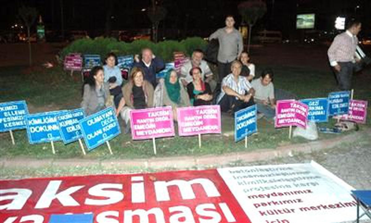 Taksim İçin Meydanda Oturma Eylemi Yaptılar