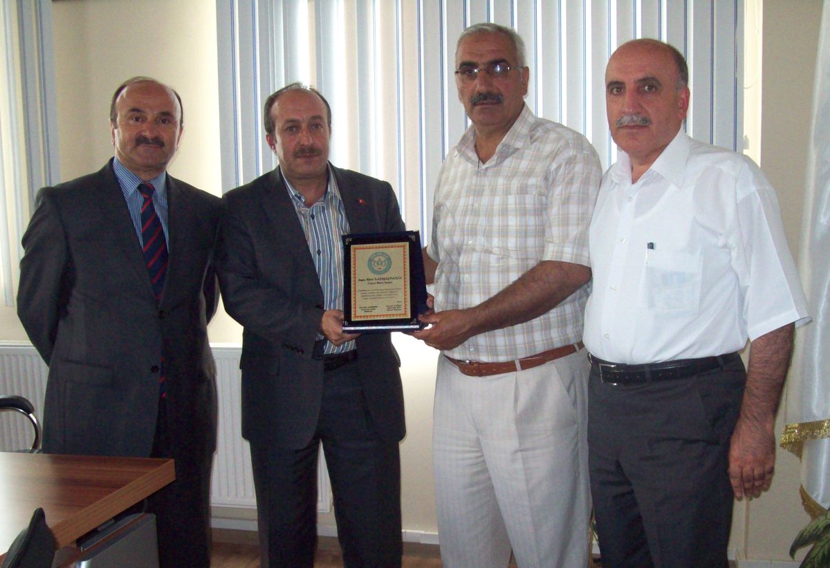 Taşkesenligil\'e Teşekkür Plaketi