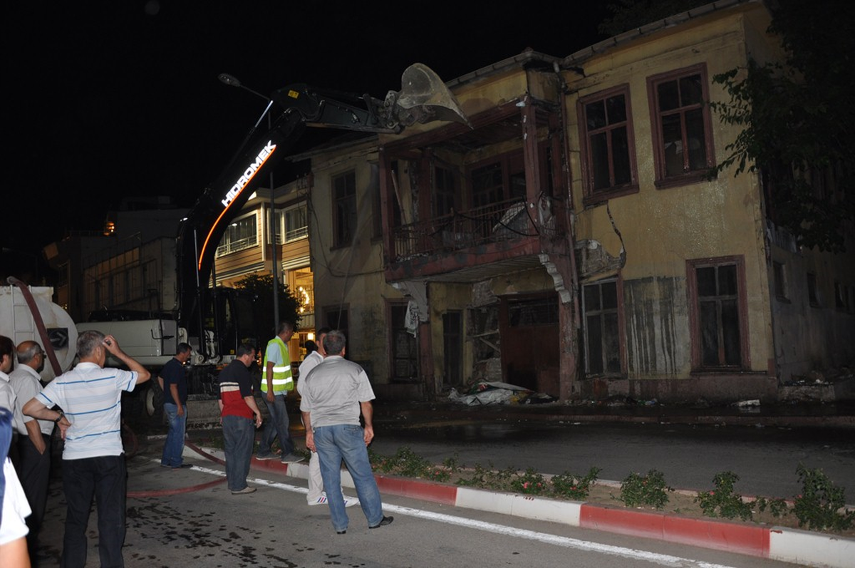 Tehlike Arz Eden Tarihi Bina Gece Yarısı Yıkıldı