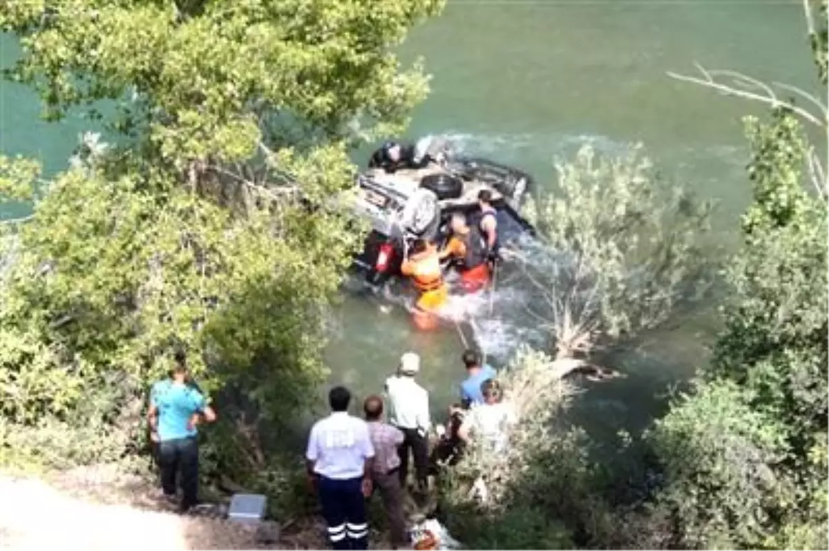 Tunceli\'de Pülümür Çayı\'na Düşen Araçtaki Kişi Öldü