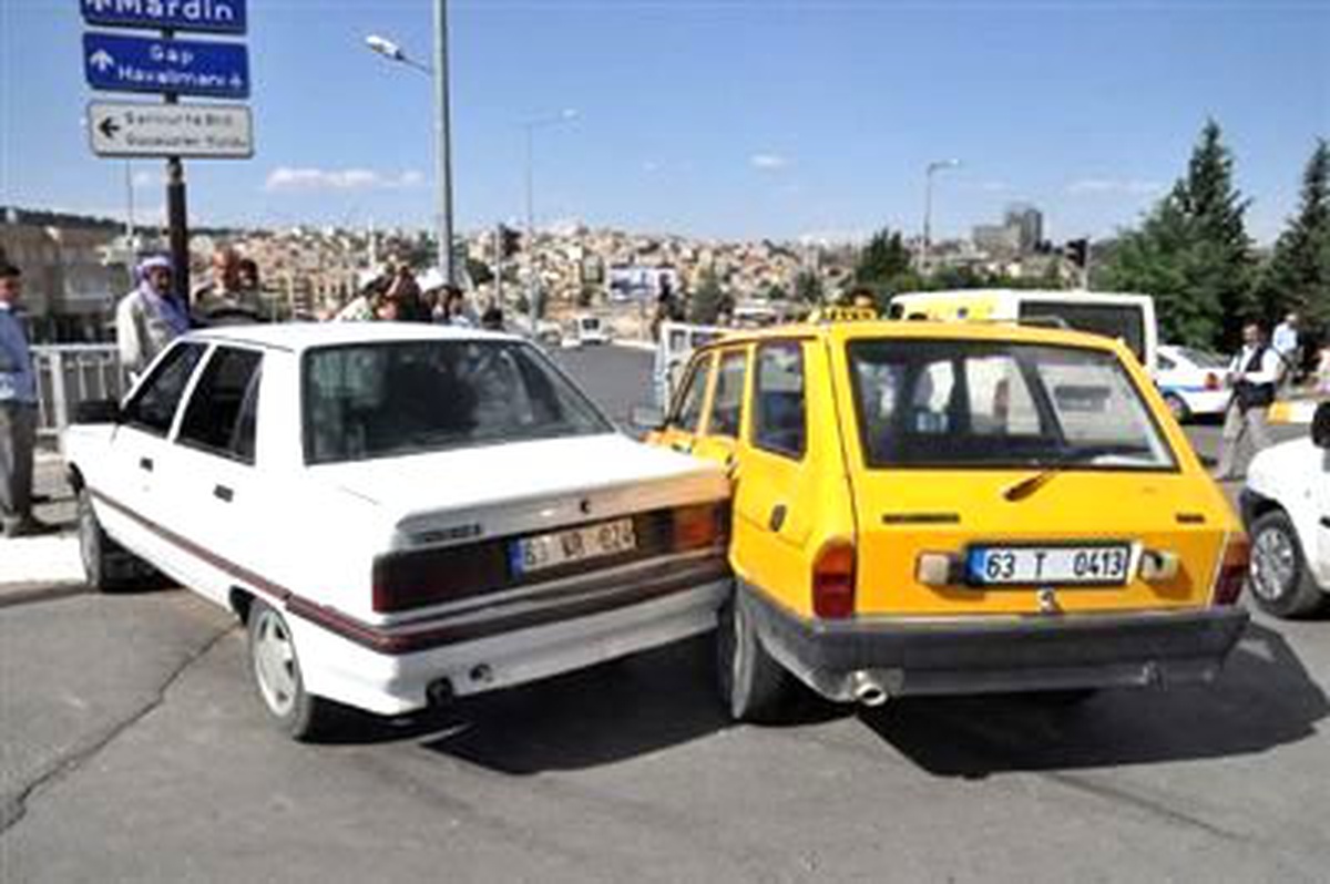 2 Otomobil Kavşakta Çarpıştı; 2 Yaralı