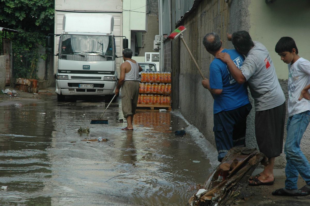 Adana\'da 10 Dakikalık Sağanak Yağış Sokakları Göle Çevirdi