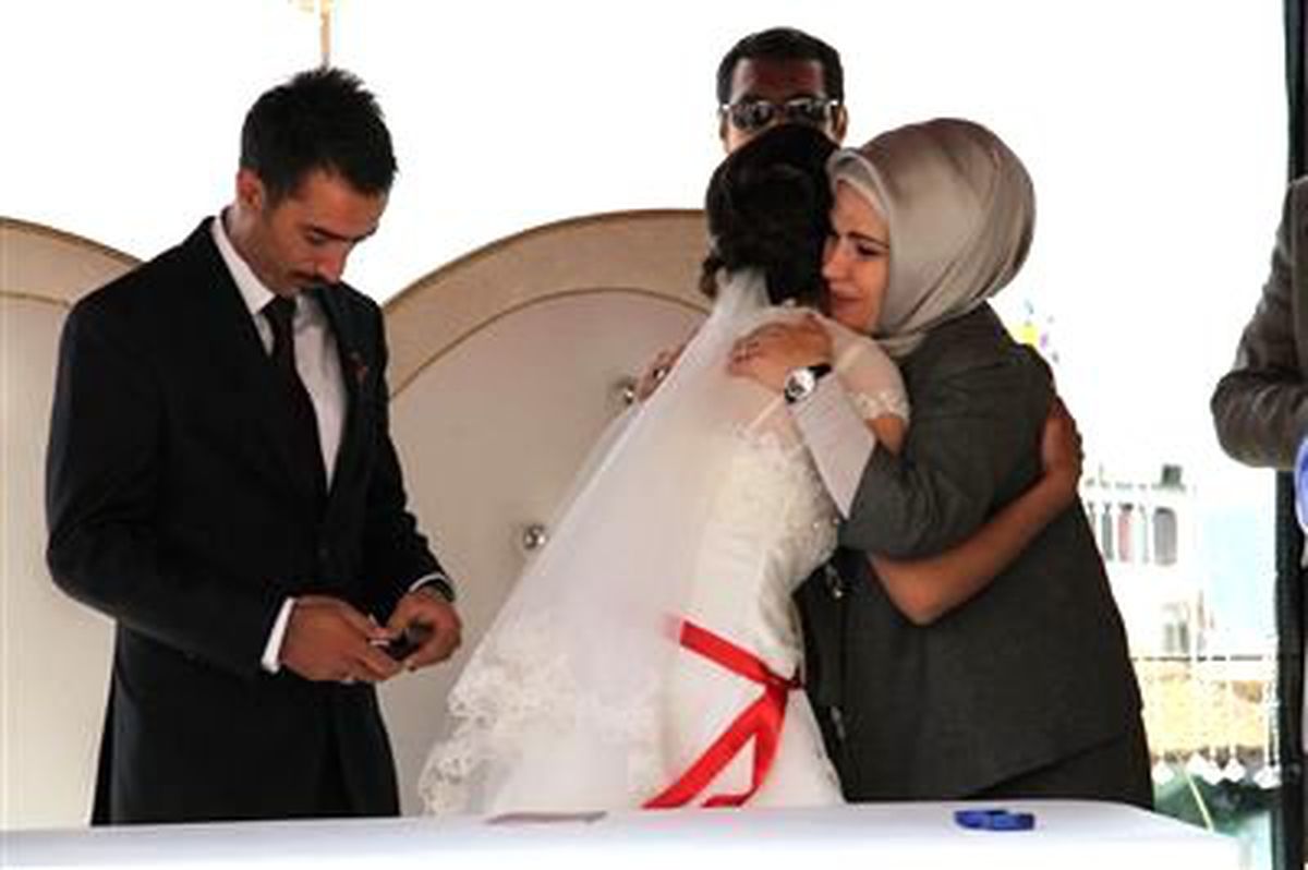 Bayan Erdoğan ve Bakan Şahin Nikah Şahitliği Yaptı