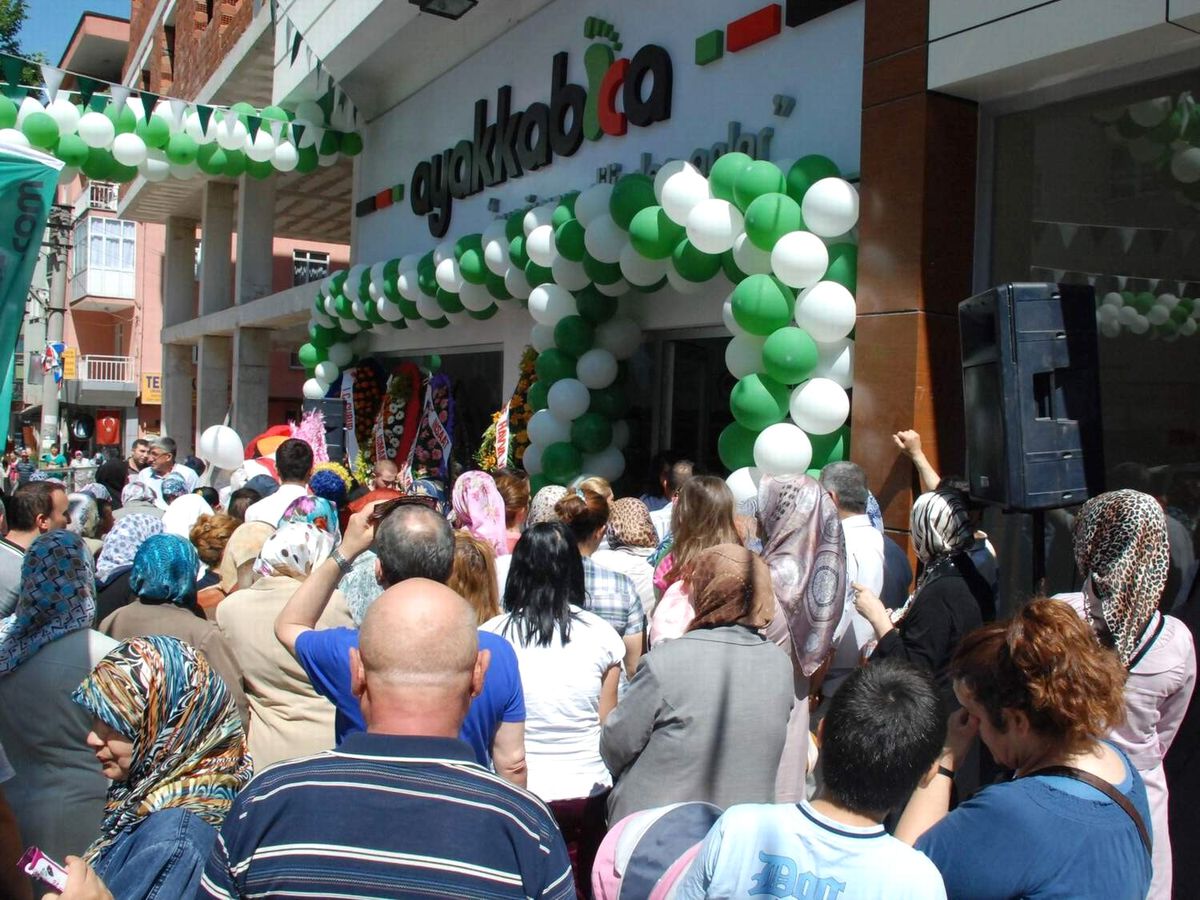Bursa\'da 1 Liralık Ayakkabı İzdihamı