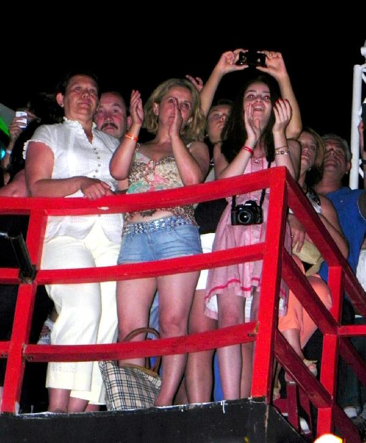 Demet Akalın ve Dansçıları Bodrum\'da Coşturdu