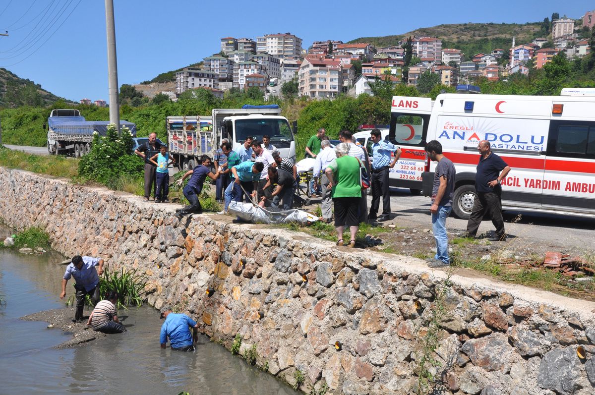 Dereye Atlayan Kadını Kardeşi Kurtardı