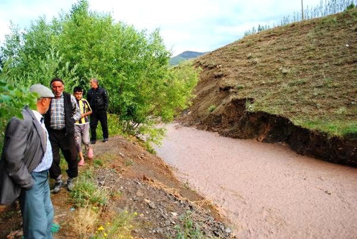 Doğubayazıt\'ta Yağış, Dereleri Taşırdı