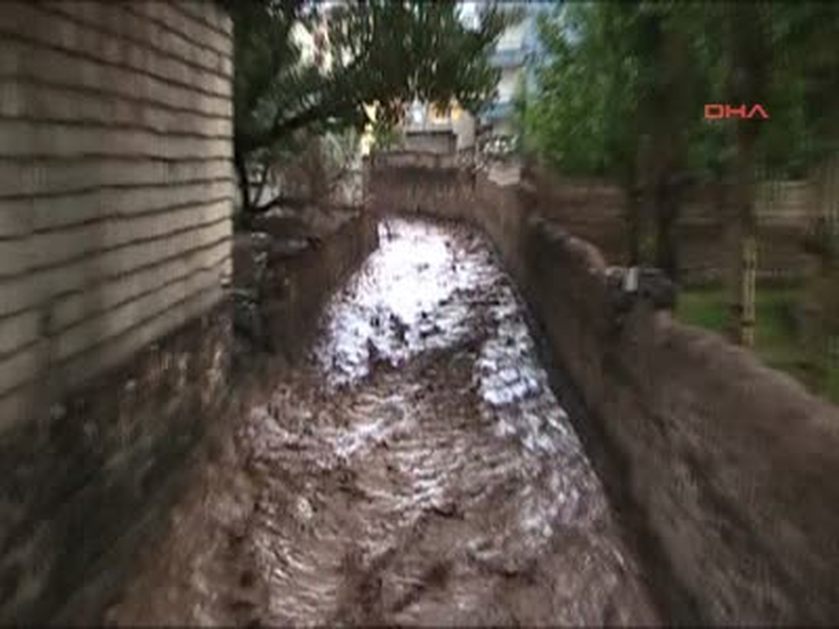 Doğubayazıt\'ta Yağış, Dereleri Taşırdı Ağrı\'nın Doğubayazıt İlçesinde Etkili Olan Yağmurun Sele...