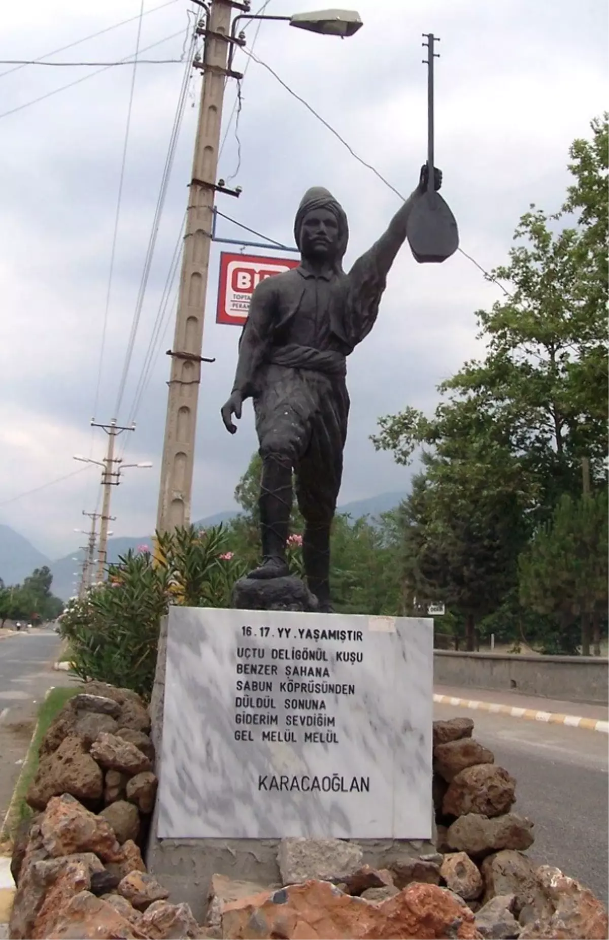Düziçi\'nde Karacaoğlan Heykelinin Yeri Değiştirildi