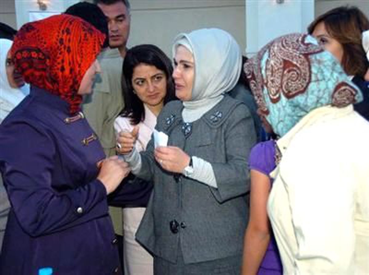 Emine Erdoğan ve Bakan Şahin Van\'da