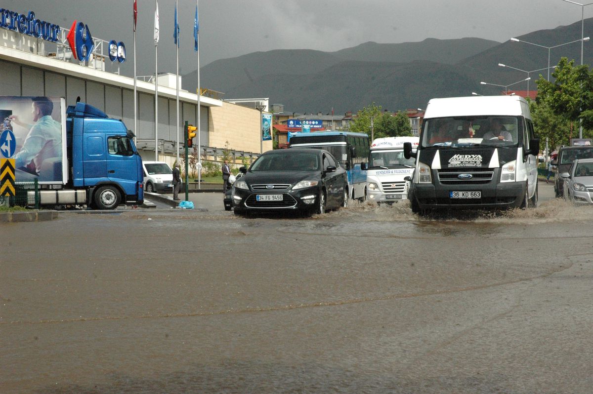 Erzurum\'da Sağanak Yağış Sel ve Su Baskınlarına Neden Oldu