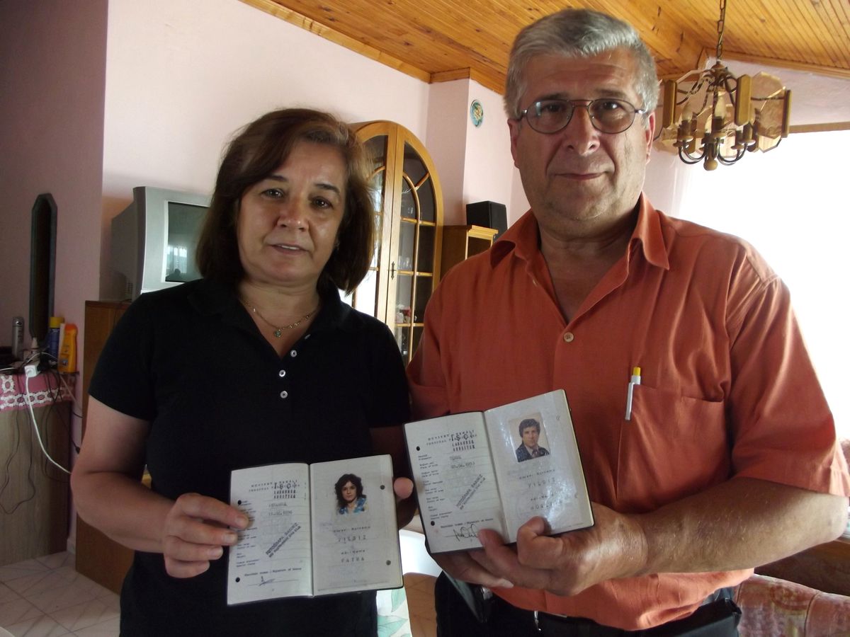 Gurbetçi Çift Pasaportuna Kavuştu