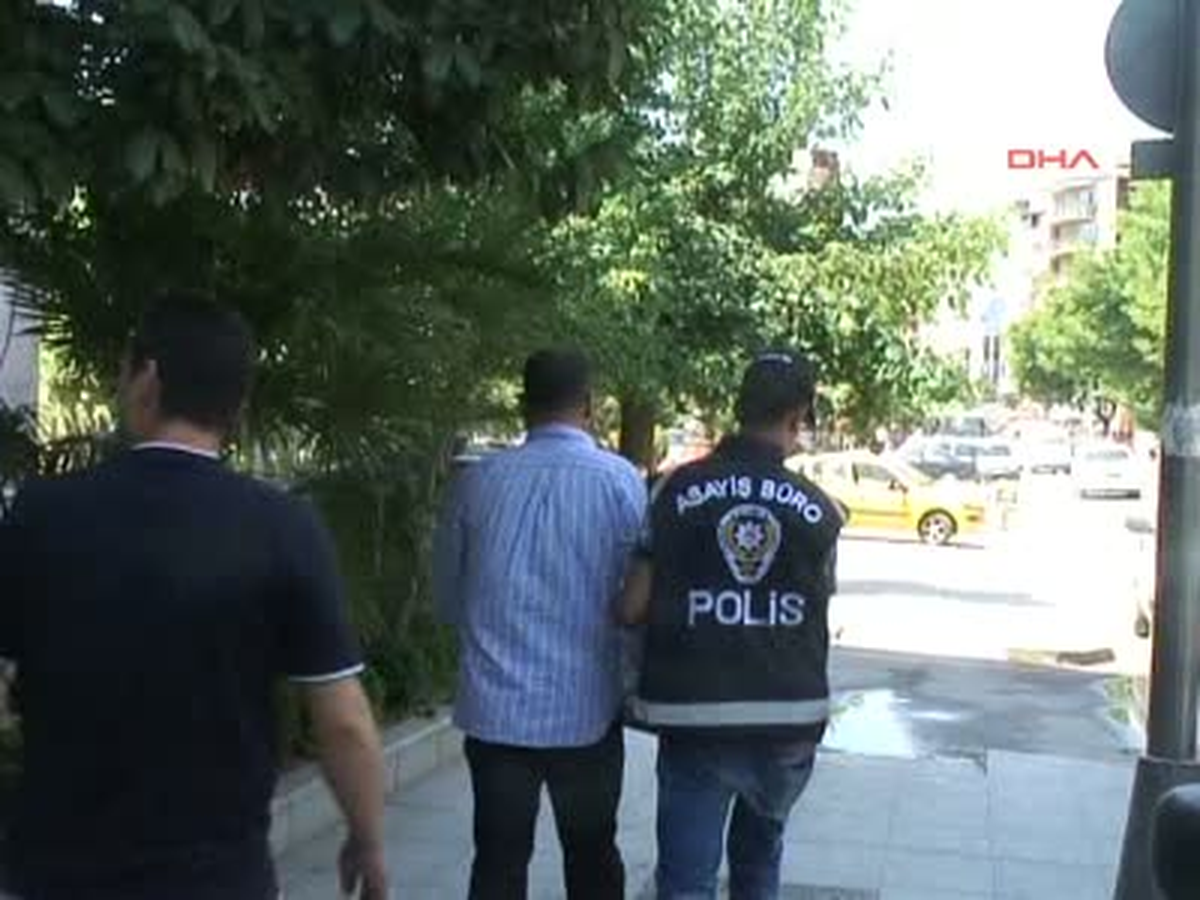 Güvenlik Görevlisi Bıçakla Kulak Kesti İzmit\'te Bir Alışveriş Merkezinde Çalışan Genç Kız, Cam...