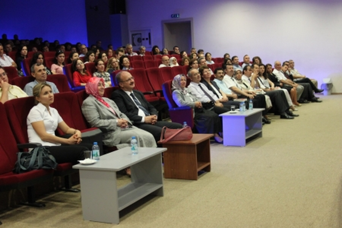 İKÇÜ\'de "Kurumsal Yaşamda Protokol ve Sosyal Davranış Kuralları" anlatıldı