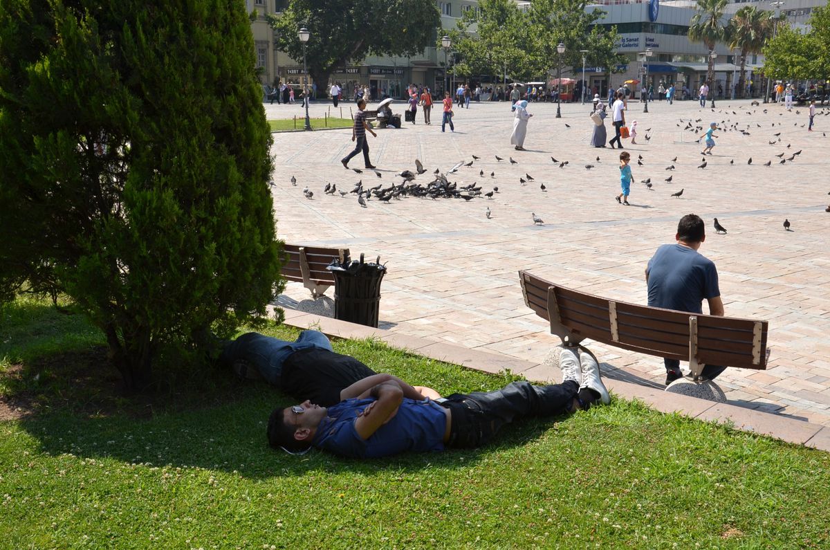 İzmir\'de Sıcak Havalar Bunaltıyor