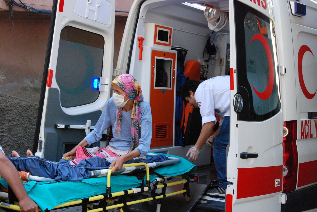 Kansere Yakalanınca Kocasının Terk Ettiği Kadına Komşusu Sahip Çıktı