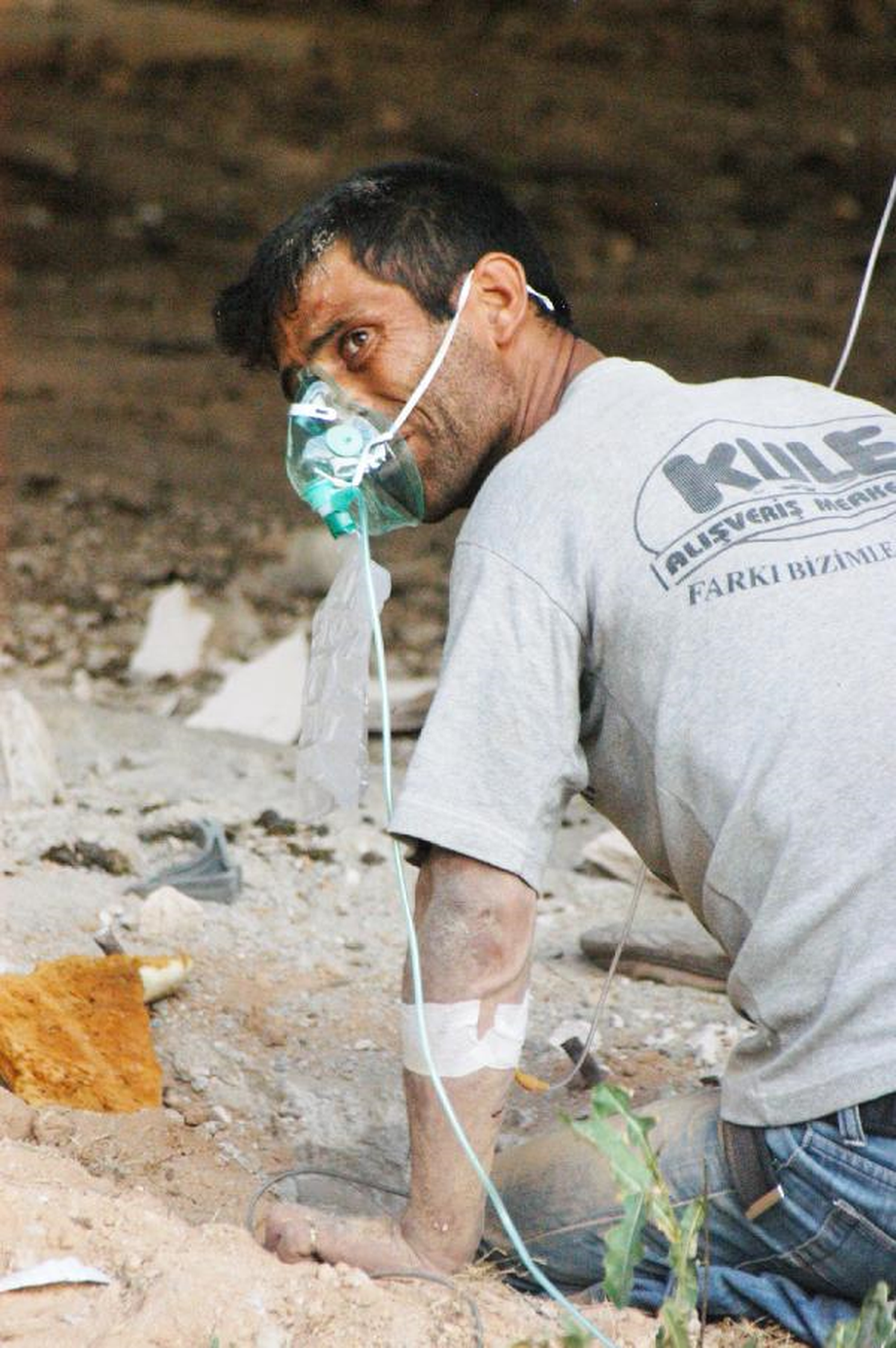 Kesip Çalmak İstediği Demir Direk Çökünce Ayağı Sıkıştı, 2,5 Saatte Kurtarıldı