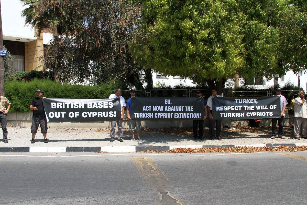 KKTC\'de Bazı Sendikalar Brüksel\'de Sivil Toplum Örgütlerince Yapılan Eylemi Protesto Etti