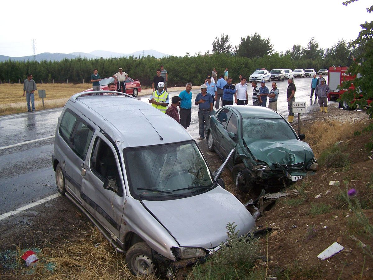 Korkuteli\'nde 2 Trafik Kazası: 4 Yaralı