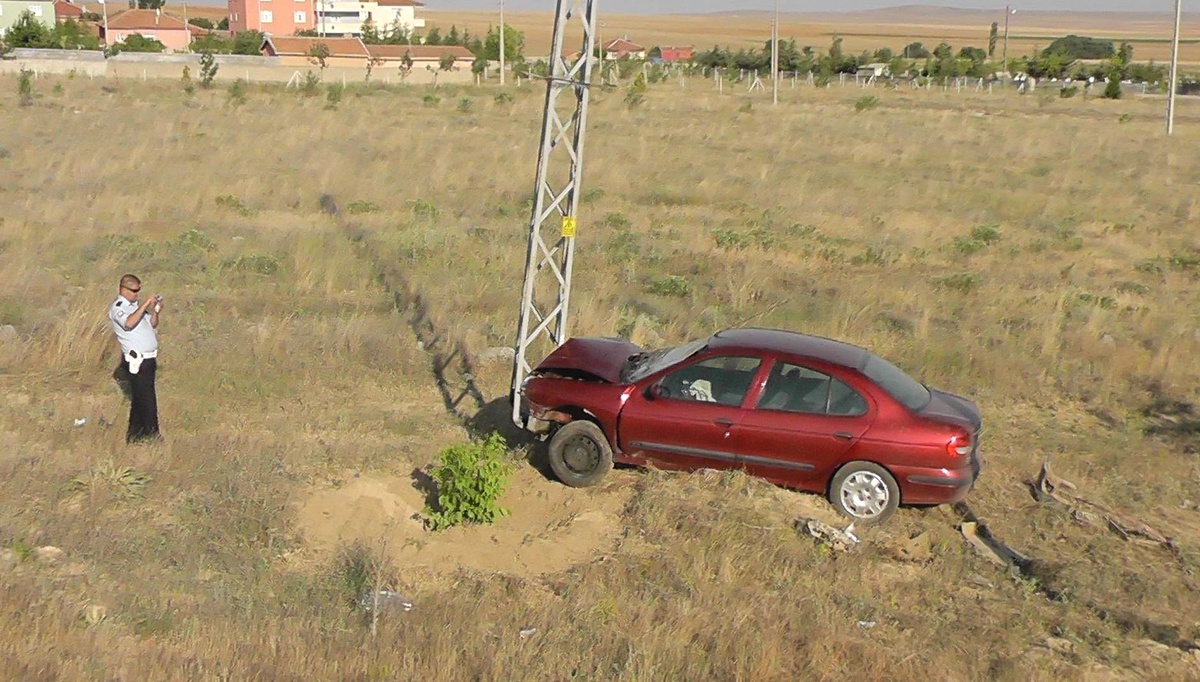 Kulu\'da Otomobil Elektrik Direğine Çarptı: 4 Yaralı