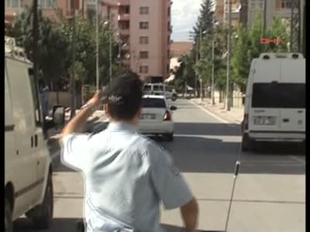 Malatya\'da Şüpheli Bavul Paniği Malatya\'da 2\'nci Ordu Komutanlığına Yakın Bir Caddede Yol Kenarına...