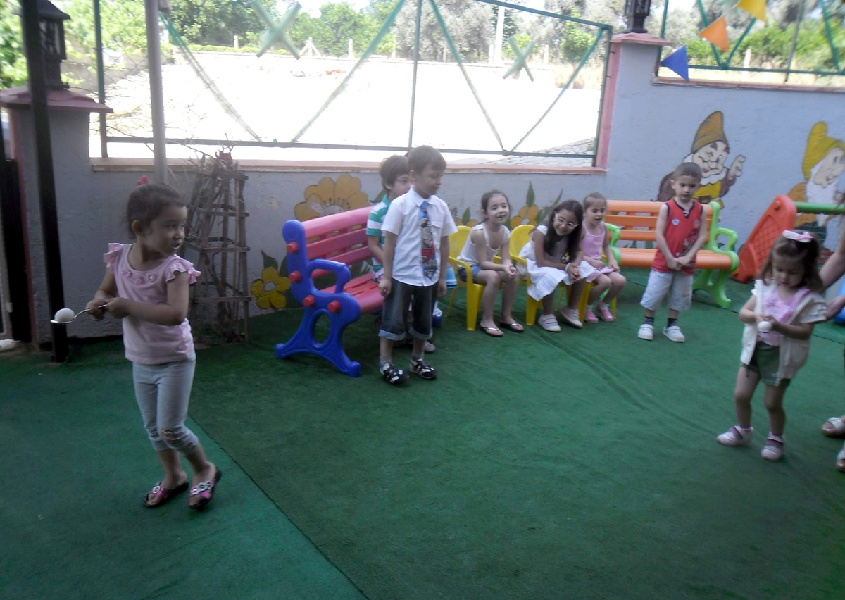 Minikler Yaz Okulu\'nda Hem Eğleniyor Hem de Öğreniyor