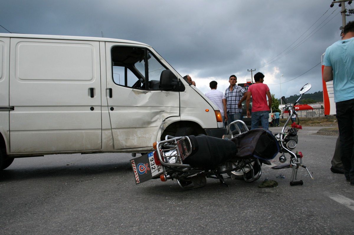 Motosiklet Minibüse Çarptı: 1 Yaralı