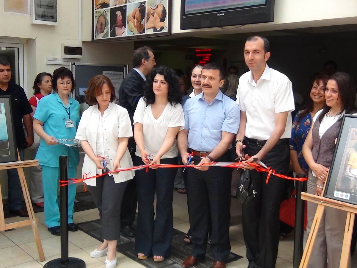 Okul ve Hastanelerdeki Gri Duvarlar Renkleniyor