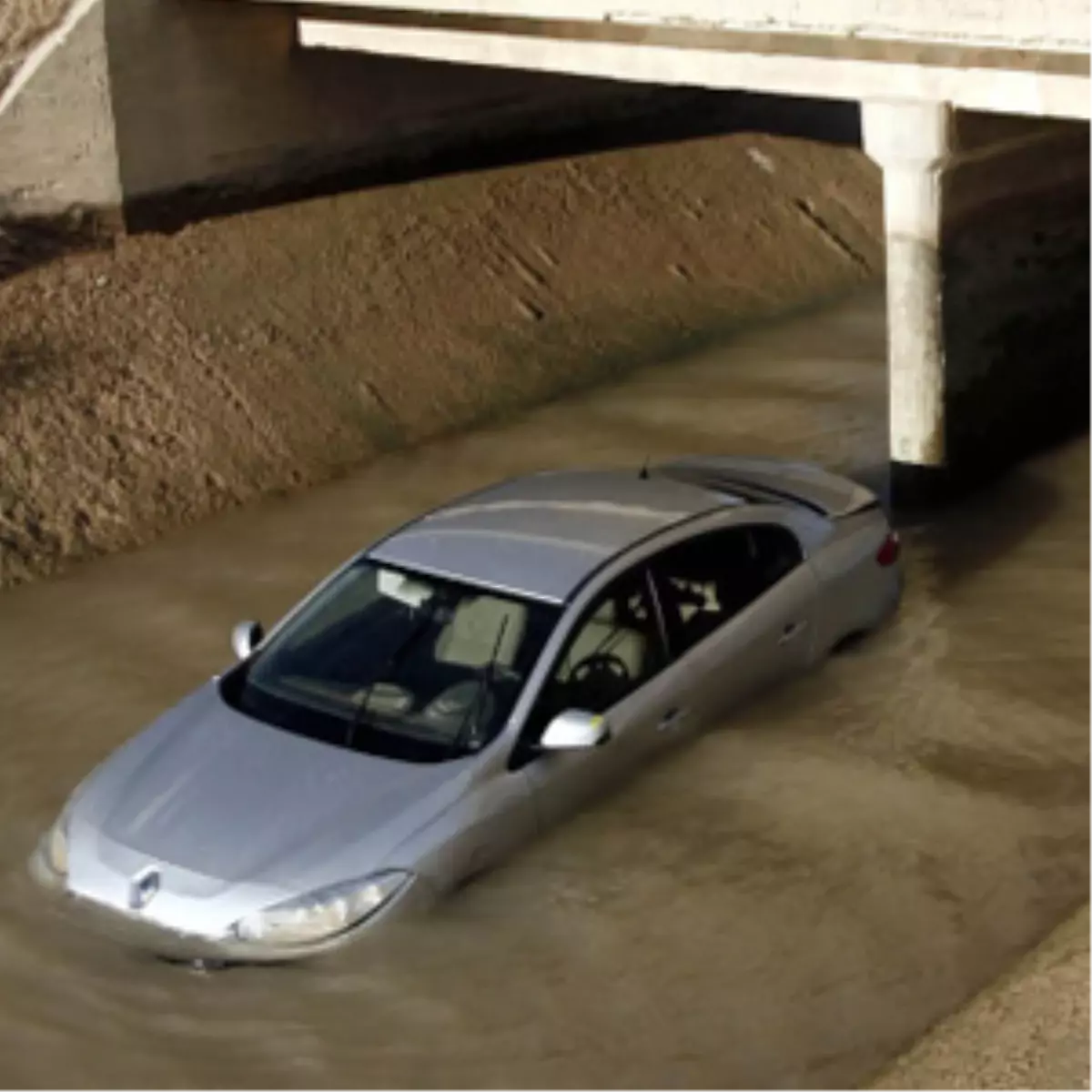 Otomobilin Uçtuğu Kanalda Kaybolan 2 Kişiye Ulaşılamadı