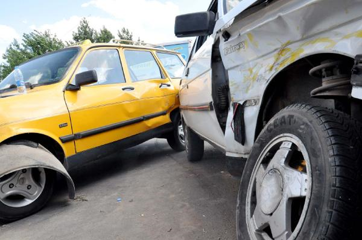 Otomobille Taksi Kavşakta Çarpıştı; 2 Yaralı