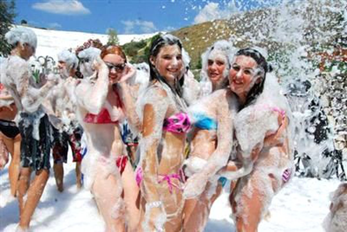 Pamukkale\'de Turistlere Köpük Partisi
