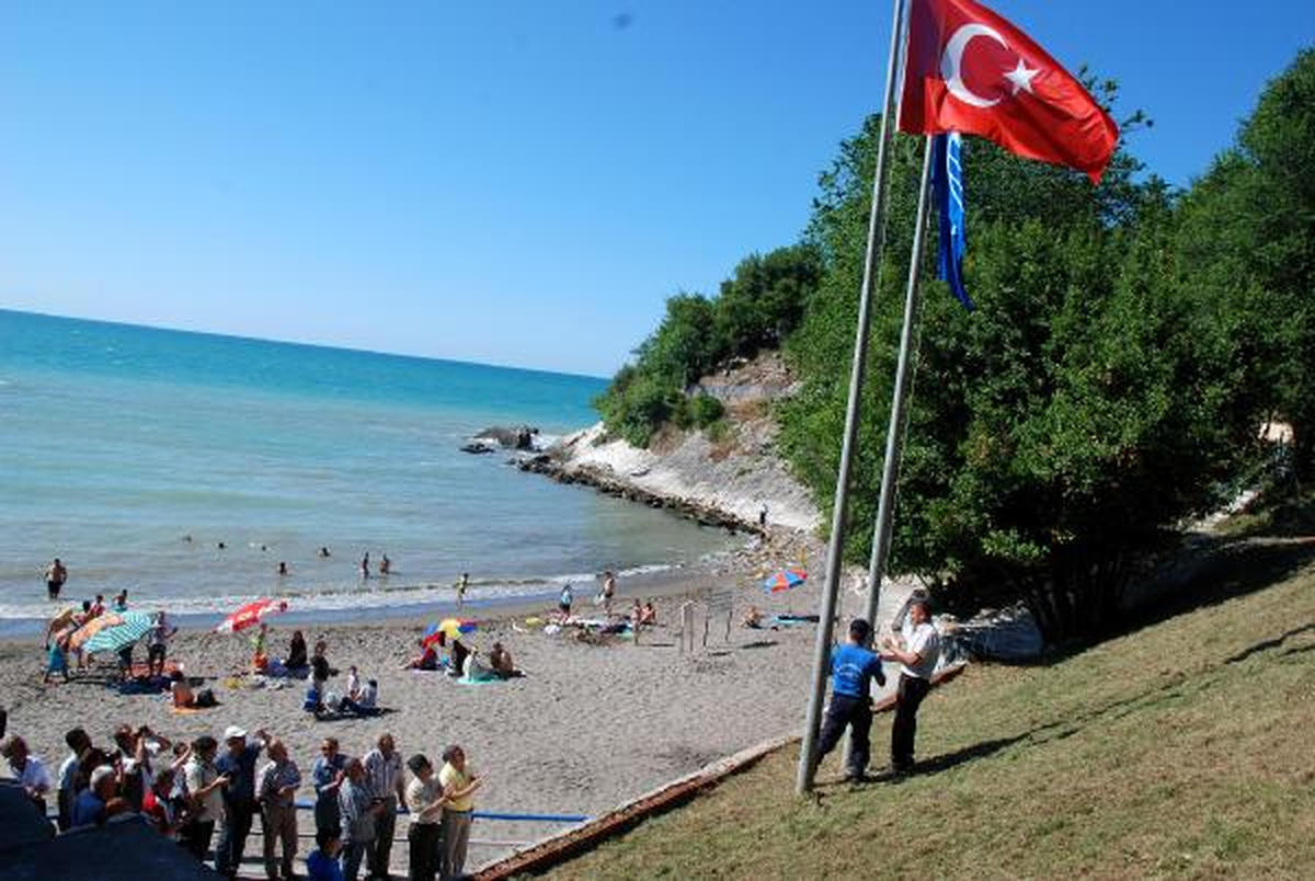 Plajda İstiklal Marşı Saygısı