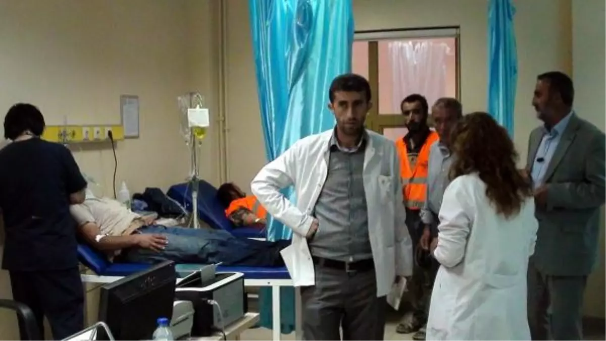 Şantiyede Minibüsle Kamyon Çarpıştı: 10 Yaralı