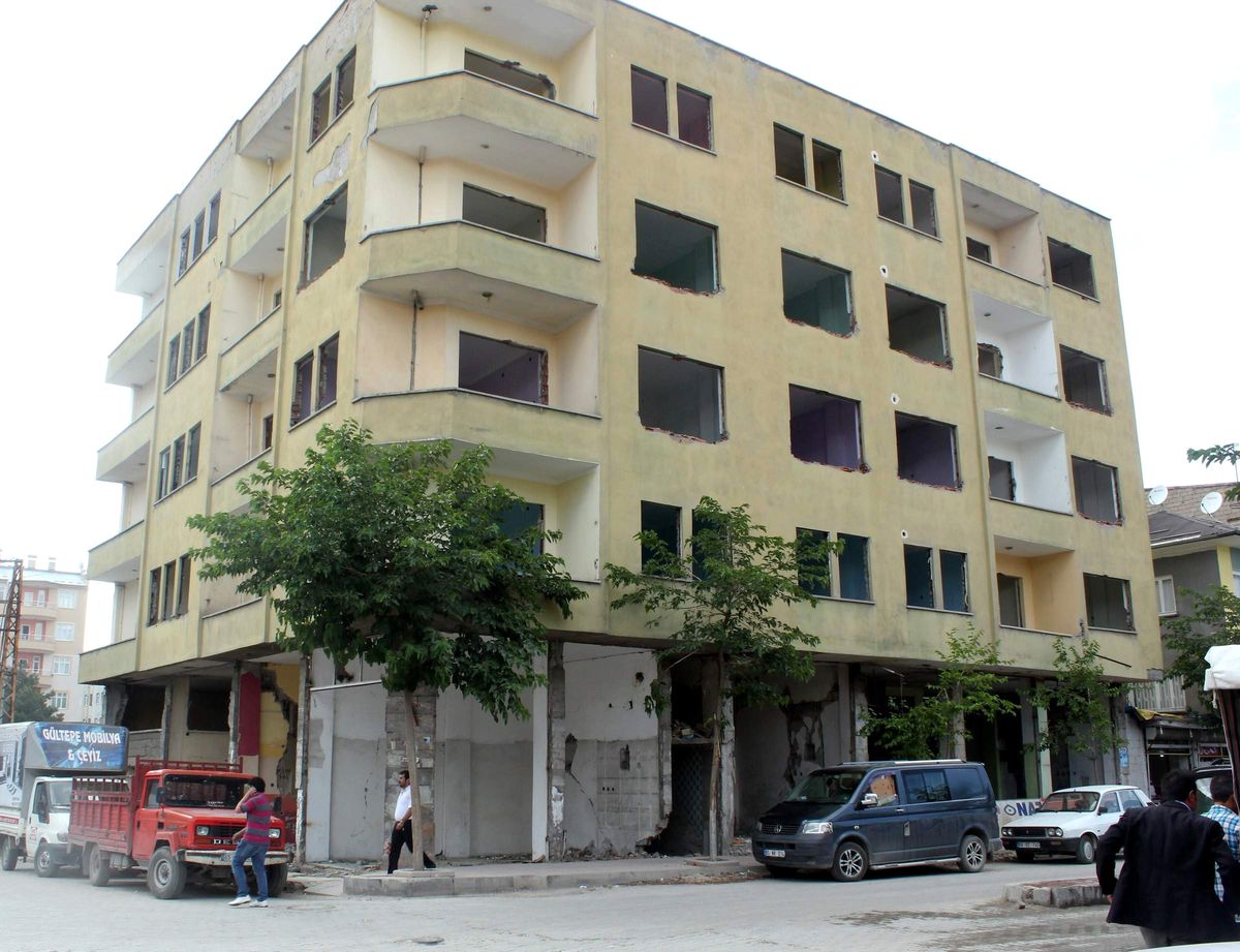Sarsıntıların Sürdüğü Van\'da Ağır Hasarlı Binalar Tehlike Saçıyor
