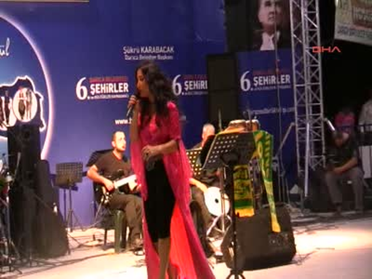 Sevgisini Abartan Hayranı Rojin\'in Elini Isırdı