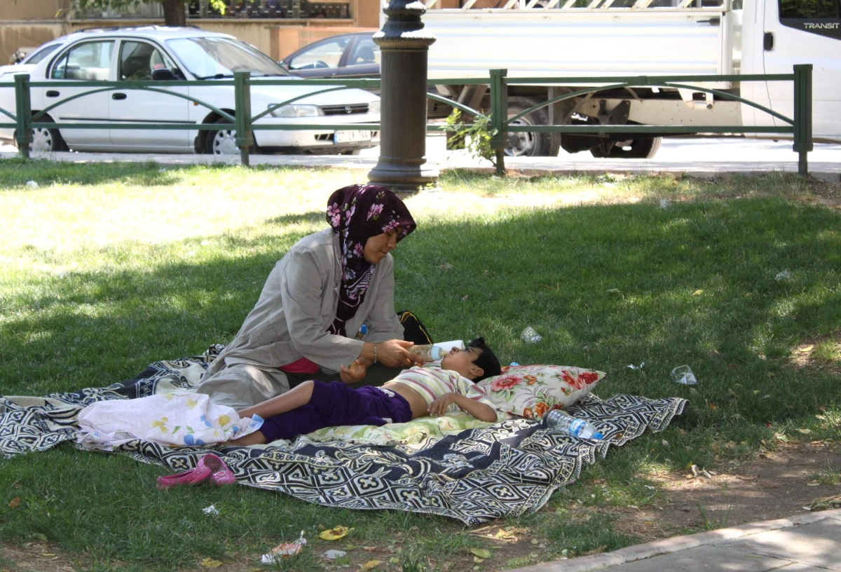 Sıcaktan Bunalan Vatandaşlar Parklara Akın Etti