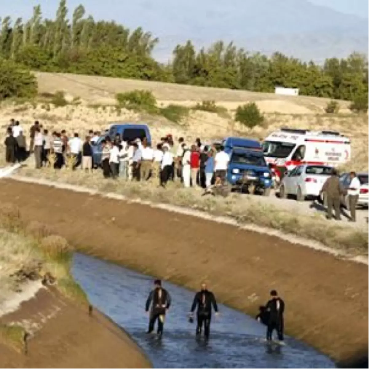 Sulama Kanalına Düşen Otomobilde 2 Kişi Kayboldu