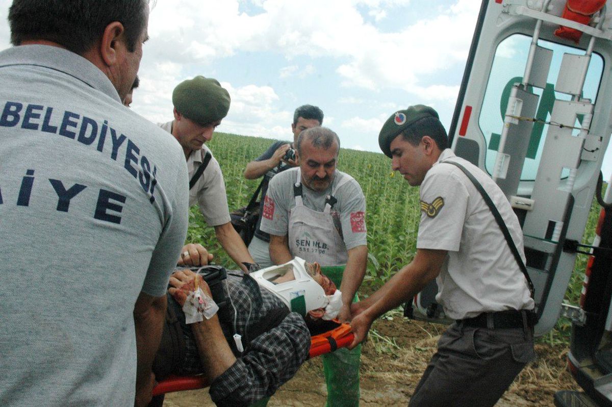 Takla Atan Traktörün Altında Kalan Sürücü Ağır Yaralandı
