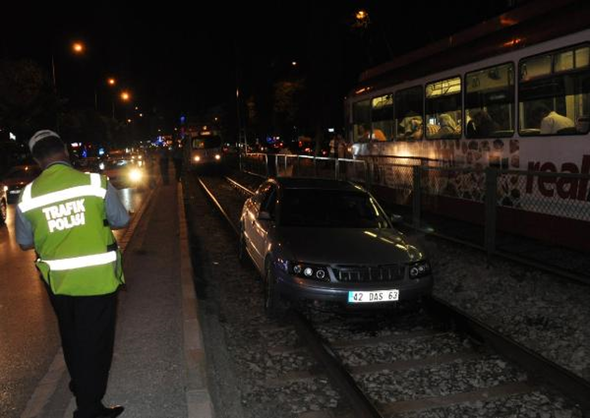 Tramvay Yoluna Uçan Otomobilin Sürücüsü Alkollü ve Ehliyetsiz Çıktı