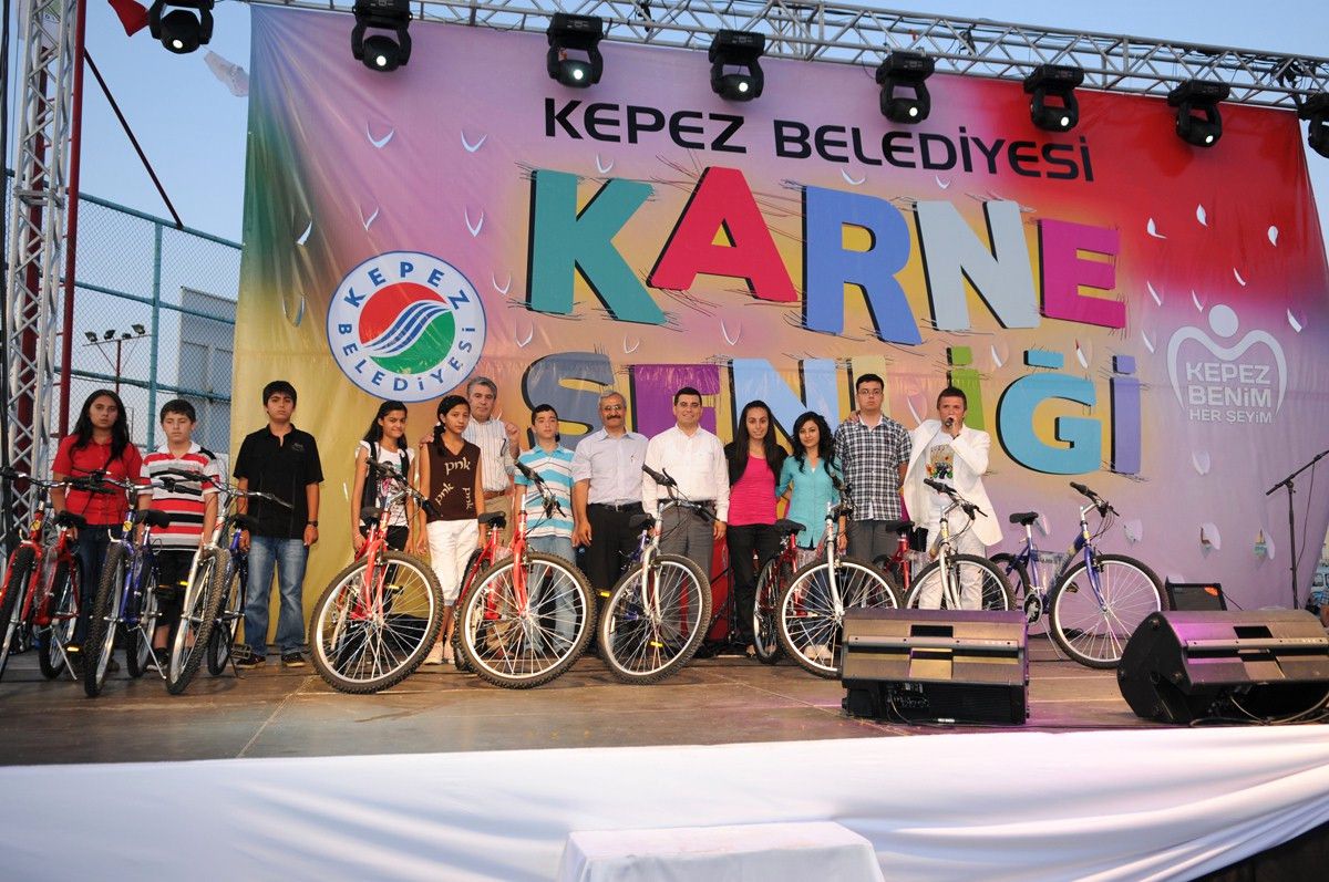 Tütüncü\'den Başarılı Öğrencilere Armağan