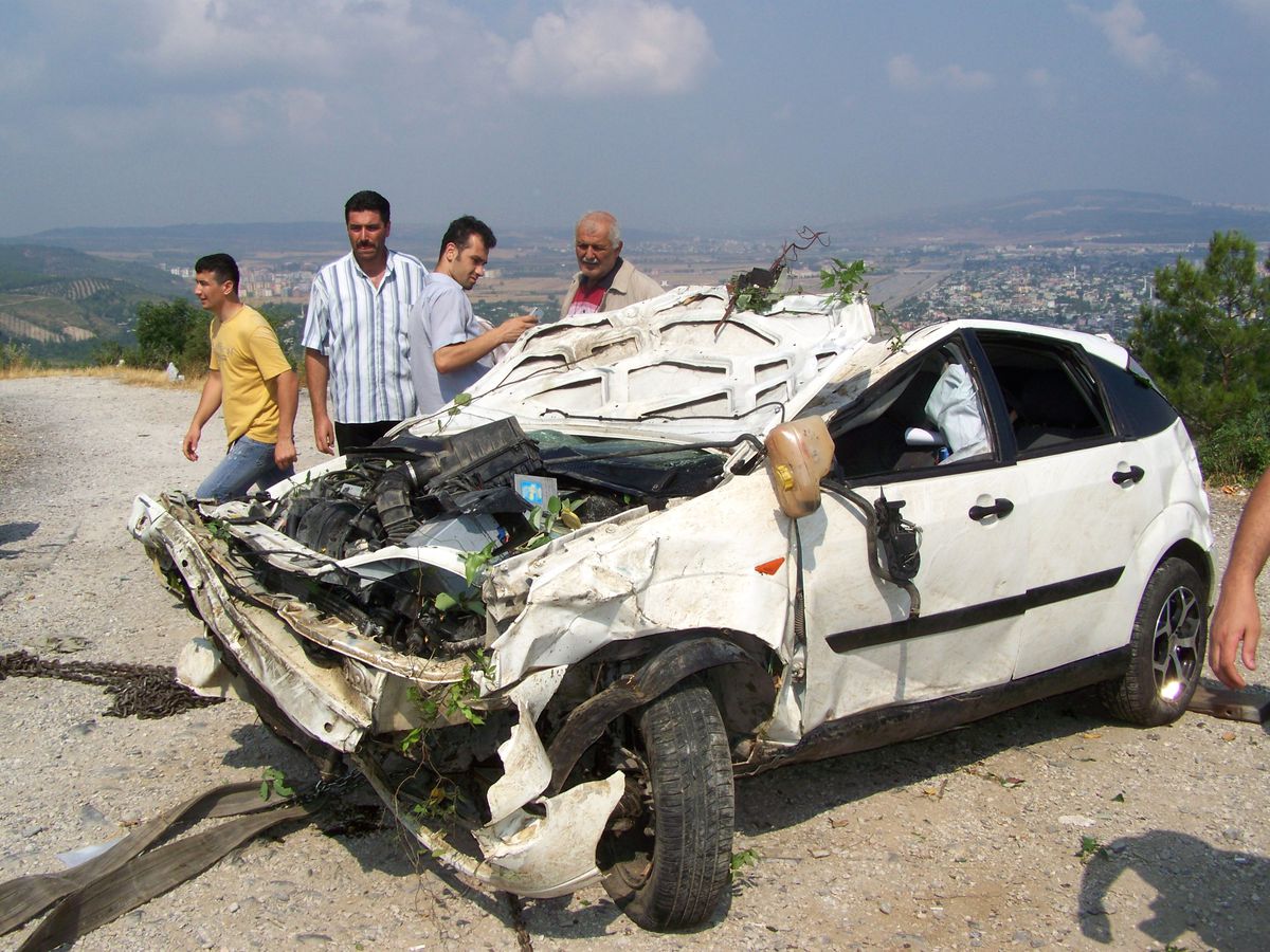 Virajı Alamayan Otomobil Uçuruma Yuvarlandı: 2 Ölü, 2 Yaralı
