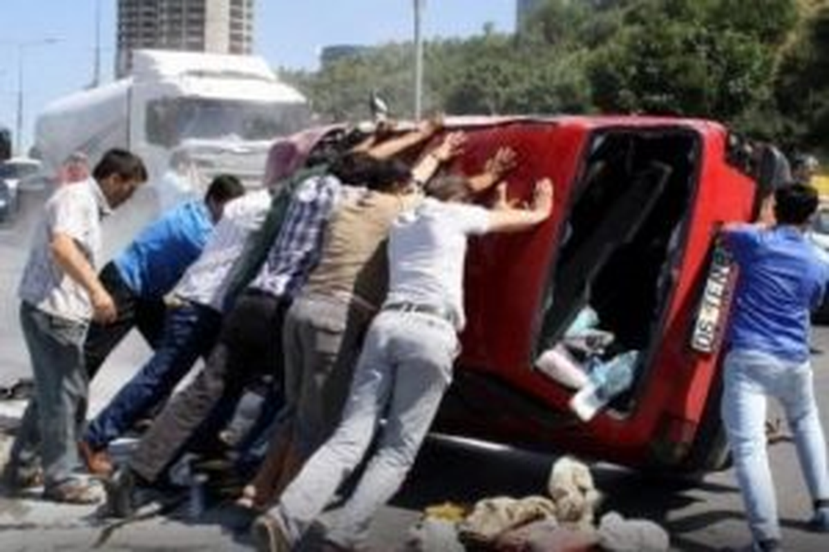 Yanan Araçtan Son Anda Kurtarıldı 100 Karayolunda Direksiyon Hakimiyetini Kaybeden Sürücü Beton...