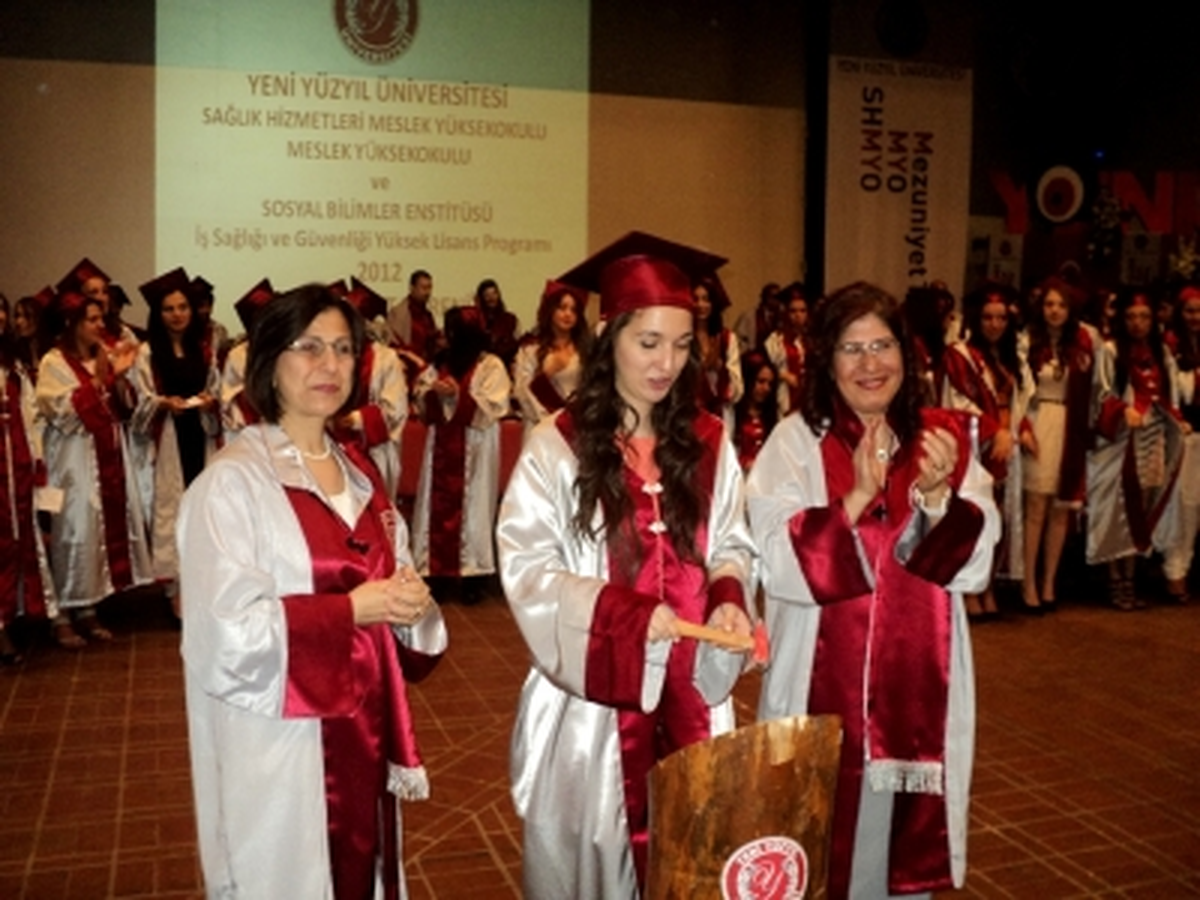 Yeni Yüzyıl Üniversitesi\'nde Mezuniyet Coşkusu
