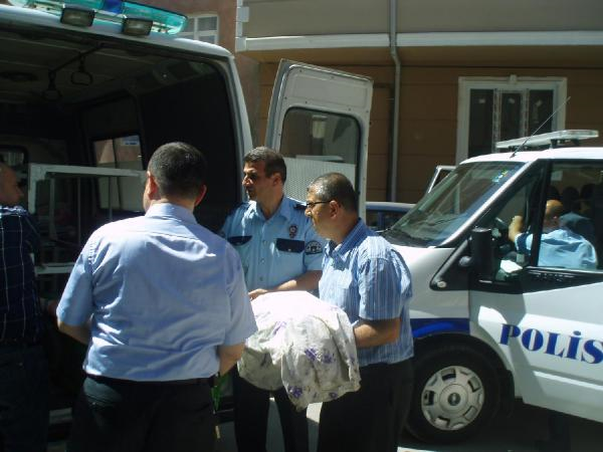 4 Yaşındaki Oğlunu Kurtardı, 6 Aylık Kızı Öldü, Kendisi Yoğun Bakımda