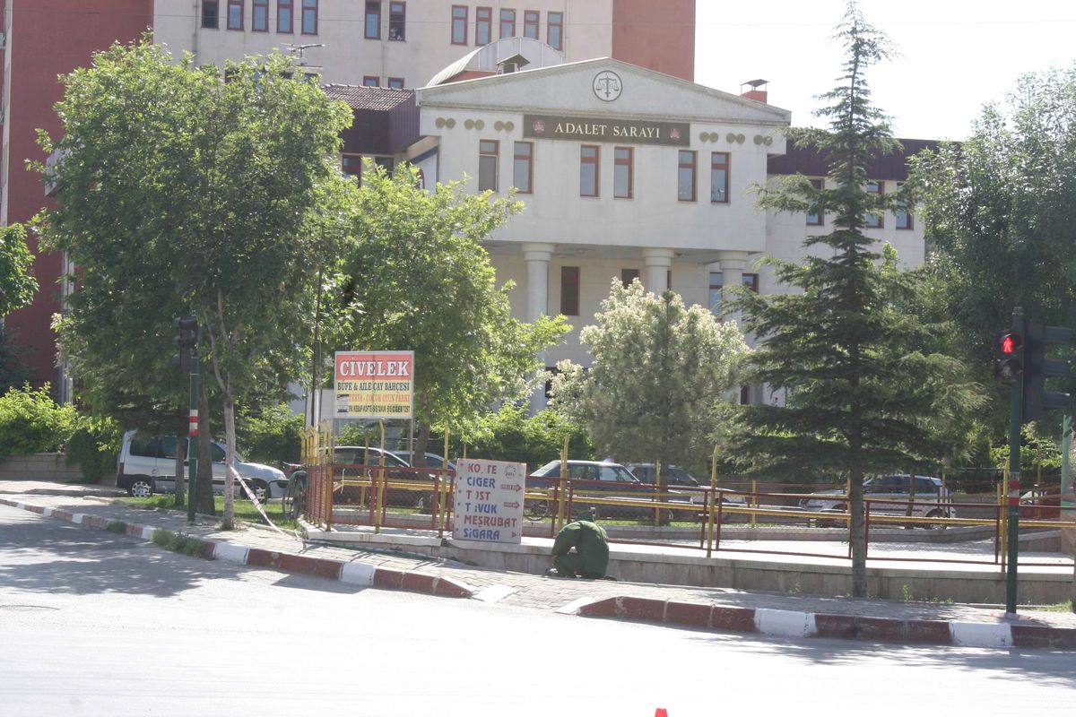 Afyonkarahisar Adliyesi Önünde Şüpheli Paket Paniği