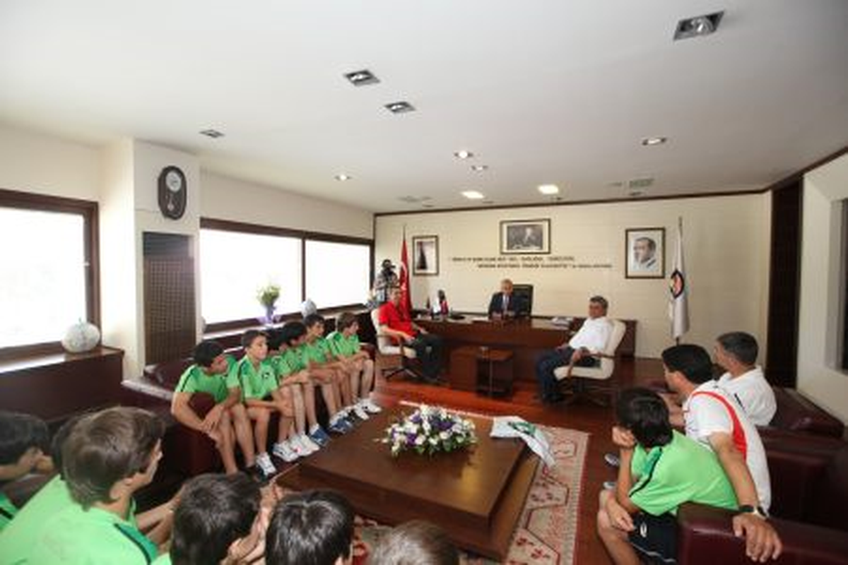 Başkan Zolan Futbolcuları Altınla Ödüllendirdi