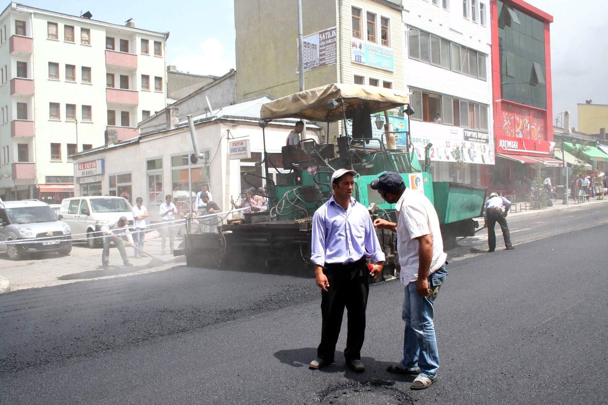 Belediye Başkanı Islak Zemine Atılan Asfaltı Kaldırttı