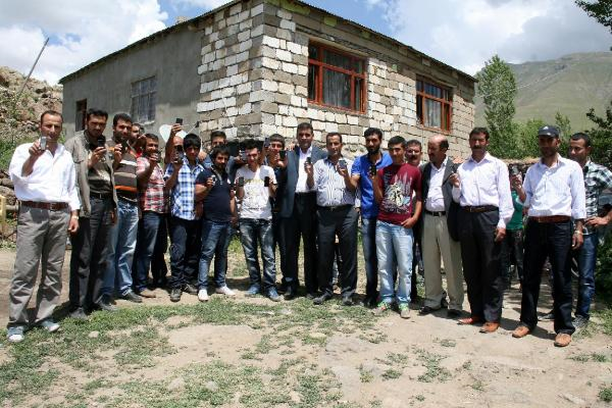 Cep Telefonuyla Konuşmak İçin Tepelere Çıkıyorlar